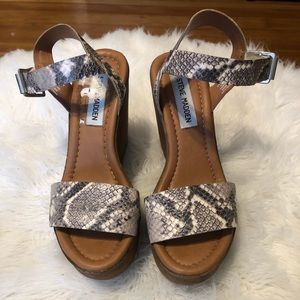 Steve Madden Sneak Print Platform Size 5.5